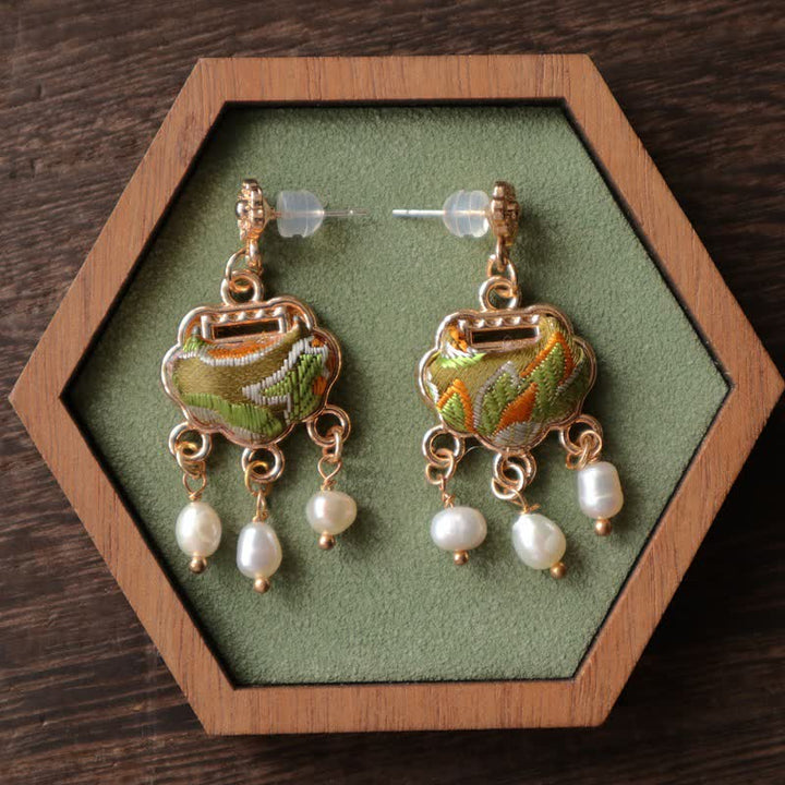Buddha Stones Boucles d'oreilles pendantes Song Brocade en soie artisanale, ornées d'un fermoir de paix et de perles. - image 1