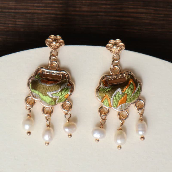 Buddha Stones Boucles d'oreilles pendantes Song Brocade en soie artisanale, ornées d'un fermoir de paix et de perles. - image 2