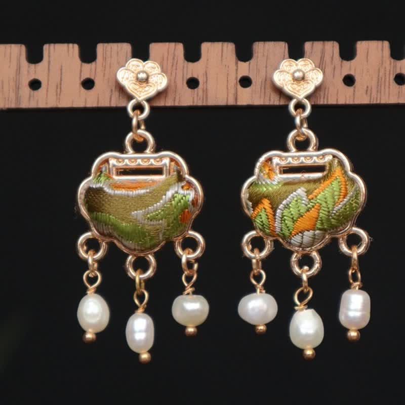 Buddha Stones Boucles d'oreilles pendantes Song Brocade en soie artisanale, ornées d'un fermoir de paix et de perles. - Argent (Bénédiction ♥ Calme) - image 0