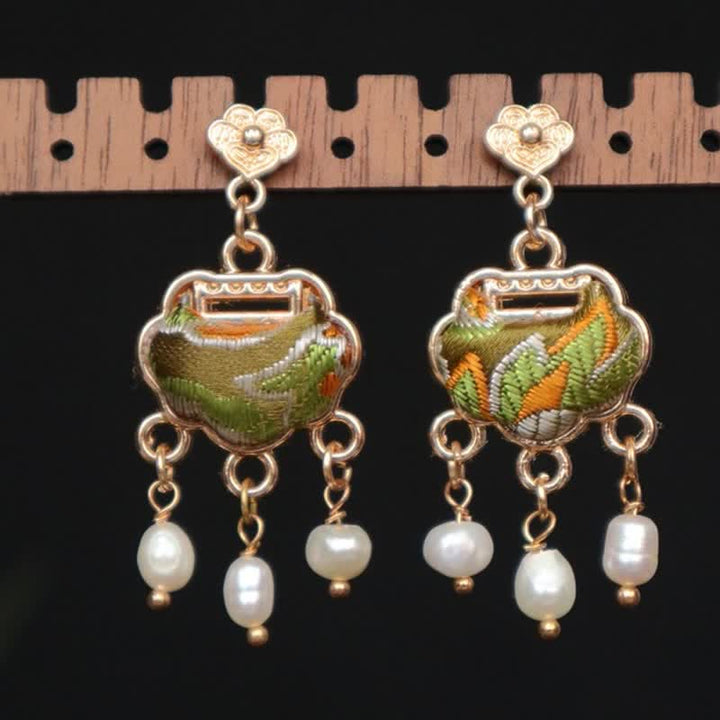 Buddha Stones Boucles d'oreilles pendantes Song Brocade en soie artisanale, ornées d'un fermoir de paix et de perles. - Argent (Bénédiction ♥ Calme) - image 0