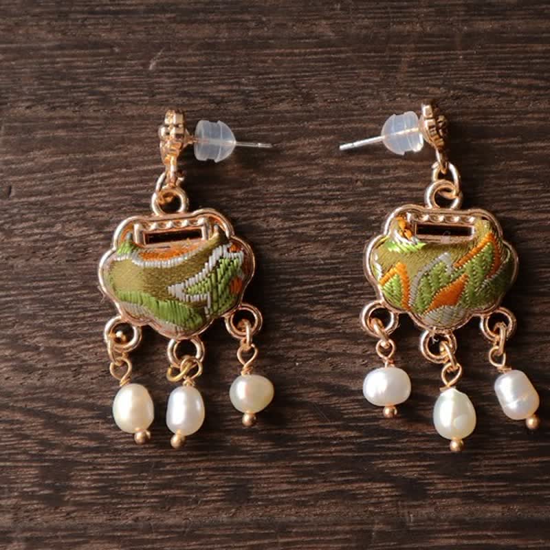 Buddha Stones Boucles d'oreilles pendantes Song Brocade en soie artisanale, ornées d'un fermoir de paix et de perles. - image 3