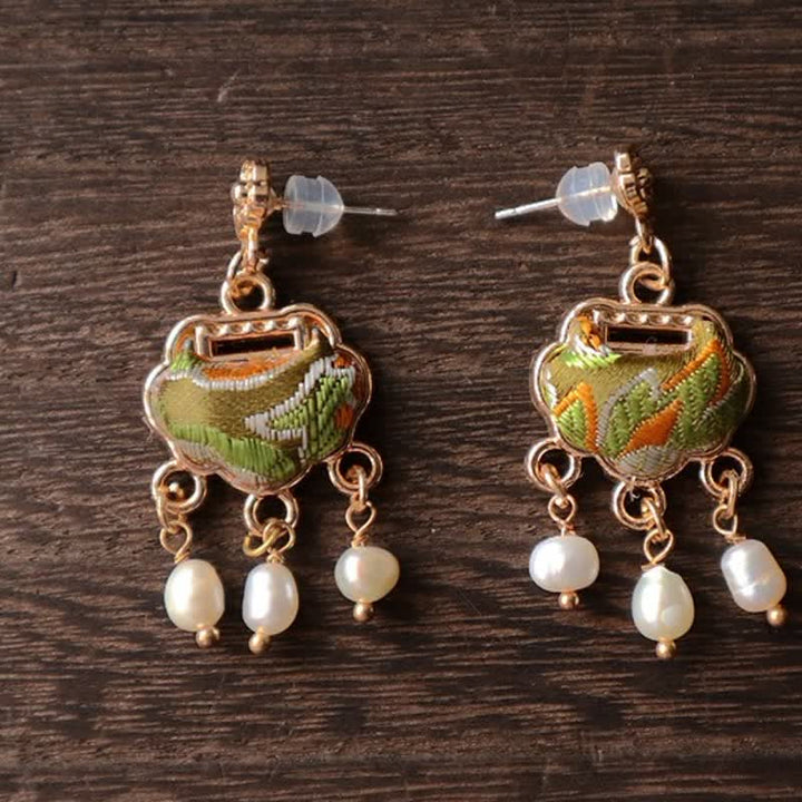 Buddha Stones Boucles d'oreilles pendantes Song Brocade en soie artisanale, ornées d'un fermoir de paix et de perles. - image 3
