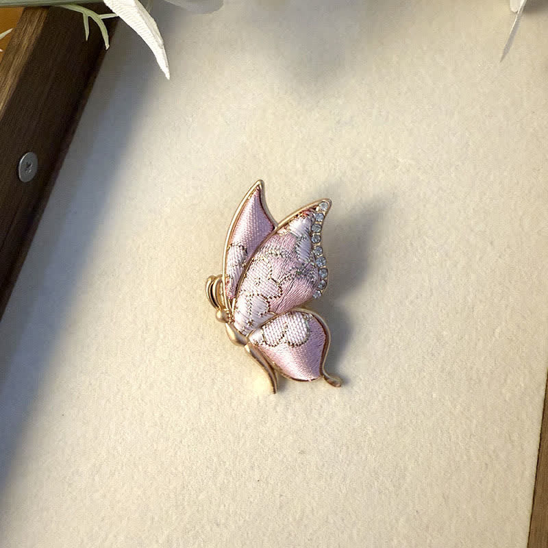 Buddha Stones Broche papillon artisanale en alliage à effet changeant de ton, ornée de strass. - Papillon (Transformation ♥ Amour) - Rose - Brocart Chant (Prospérité♥Harmonie) - image 1