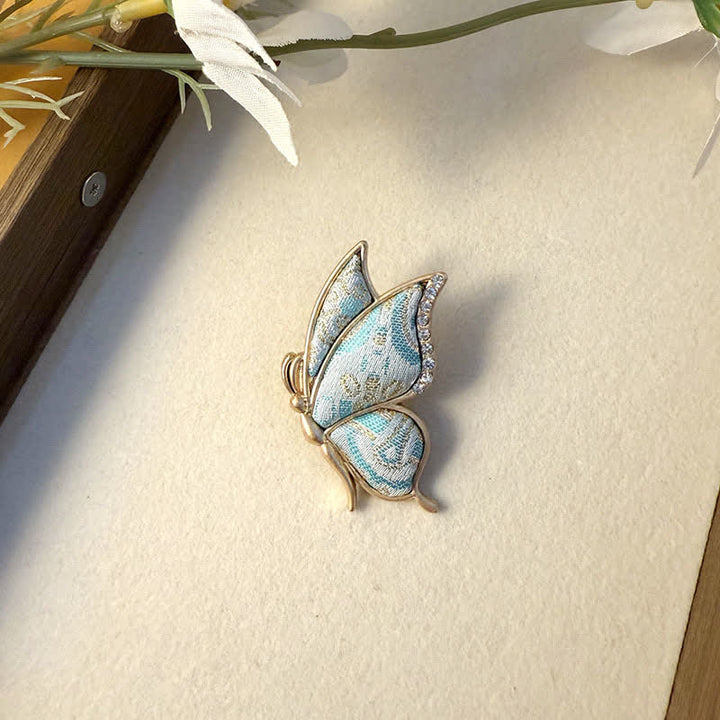 Buddha Stones Broche papillon artisanale en alliage à effet changeant de ton, ornée de strass. - Papillon (Transformation ♥ Amour) - Bleu clair - Brocart Chant (Prospérité♥Harmonie) - image 7