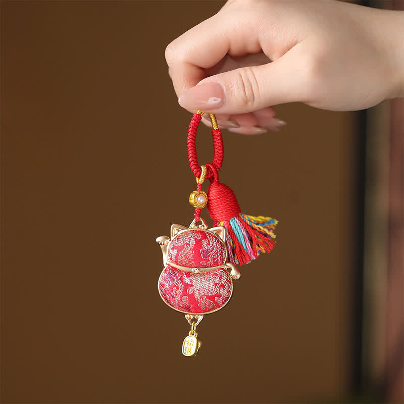 Buddha Stones Porte-clés à pompon en brocart Song avec chat porte-bonheur et pompon. - Rouge - image 0