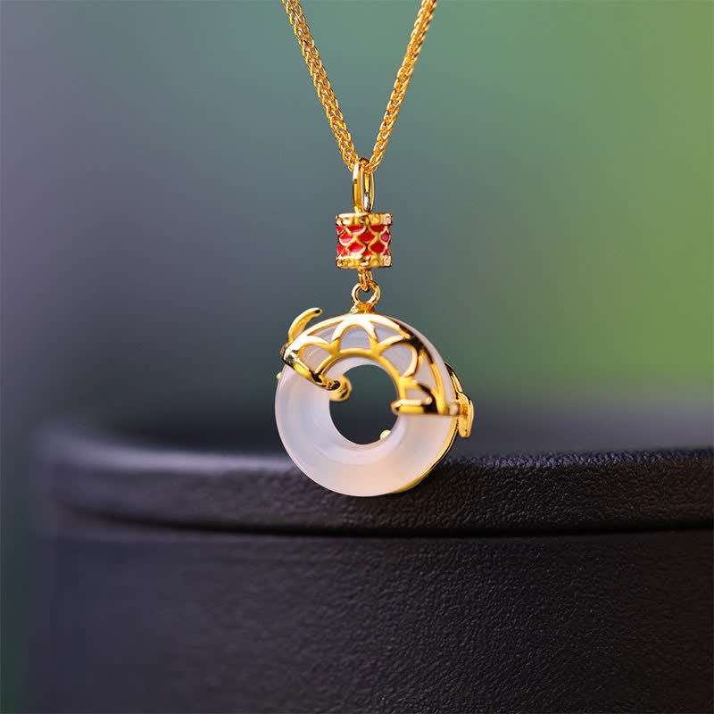 Buddha Stones Collier rond en calcédoine blanche avec boucle de la paix et motif carpe koï - image 2