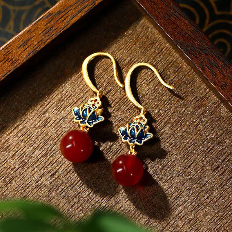 Buddha Stones Boucles d'oreilles pendantes en agate rouge, lotus, émail doré et or, symbole de confiance - Agate rouge (Confiance ♥ Calme) - image 0