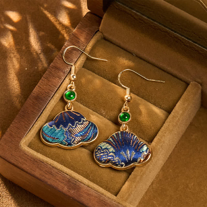 Buddha Stones Boucles d'oreilles Song en brocart bleu en forme de coquillage, perles vertes symbole de prospérité, en forme de larme - Brocart Chant (Prospérité♥Harmonie) - image 0