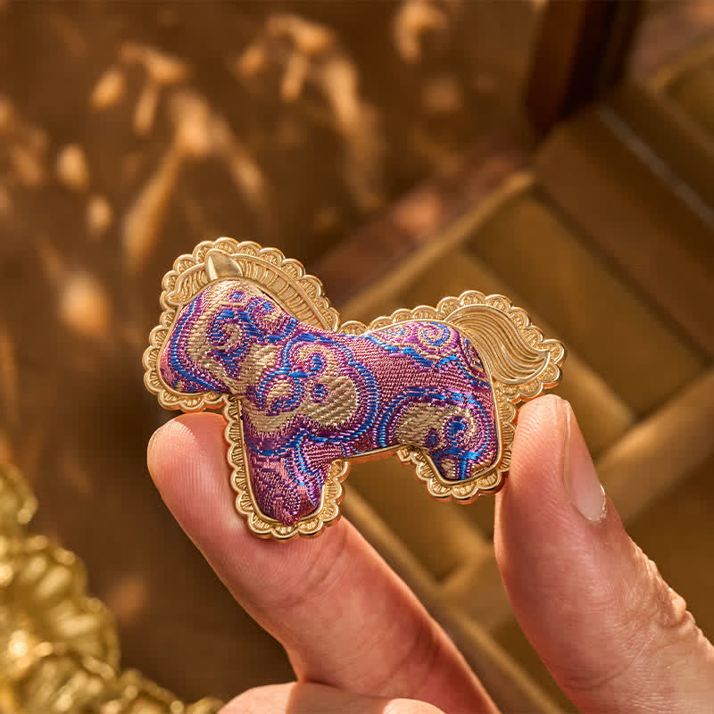Buddha Stones Broche de prospérité en brocart violet, fabriquée à la main, représentant un cheval - image 4