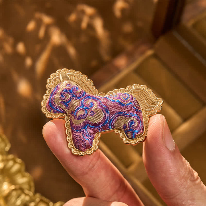 Buddha Stones Broche de prospérité en brocart violet, fabriquée à la main, représentant un cheval - image 4