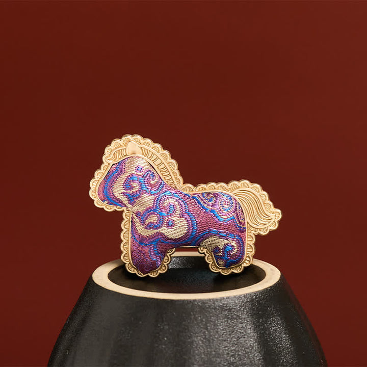 Buddha Stones Broche de prospérité en brocart violet, fabriquée à la main, représentant un cheval - image 3
