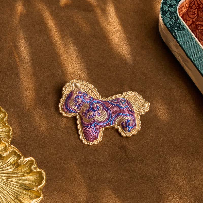 Buddha Stones Broche de prospérité en brocart violet, fabriquée à la main, représentant un cheval - image 2