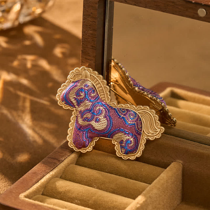 Buddha Stones Broche de prospérité en brocart violet, fabriquée à la main, représentant un cheval - Brocart Chant (Prospérité♥Harmonie) - image 0
