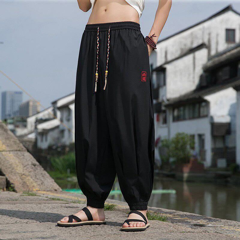 Buddha Stones Pantalon harem d'été décontracté avec cordon de serrage et broderie à caractères chinois, style intemporel, longueur cheville, poches. - Noir - US/UK/AU46，EU56 (5XL) - image 1