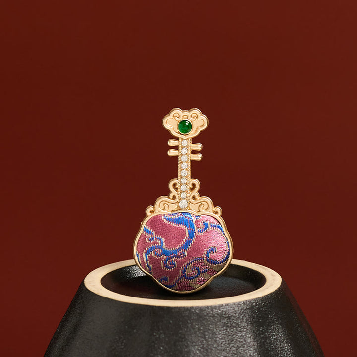 Buddha Stones Broche énergétique violette en forme de pipa, faite main en brocart Song - Pipa violet - Brocart Chant (Prospérité♥Harmonie) - image 0