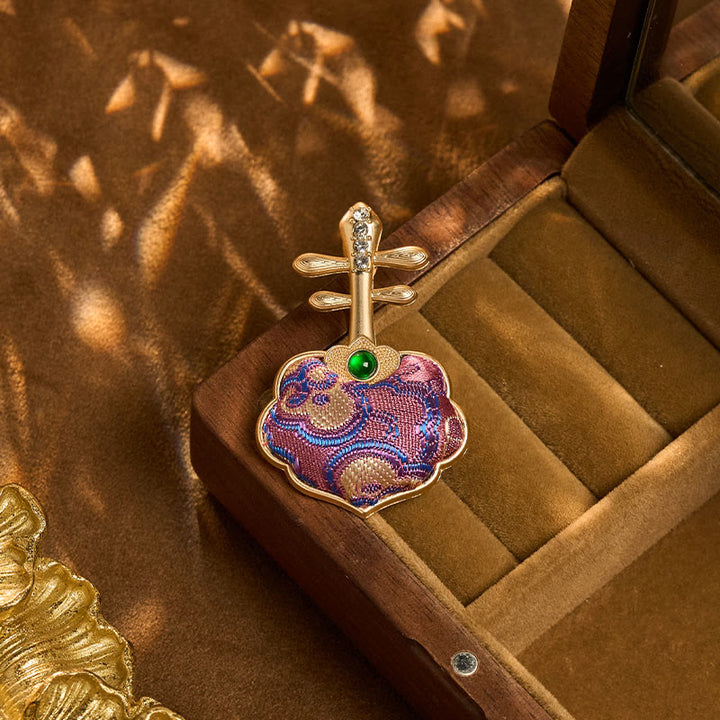 Buddha Stones Broche énergétique violette en forme de pipa, faite main en brocart Song - image 5