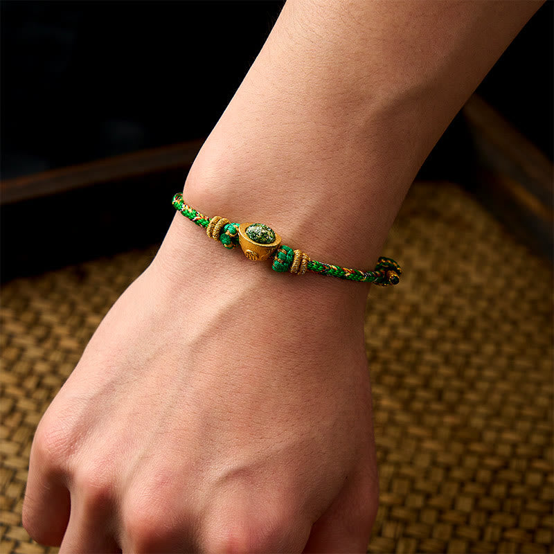 Buddha Stones Bracelet ajustable de protection composé de cinq couleurs de cordelette verte tissée à la main, de lingots verts et d'amulettes en forme de fleur de prunier. - image 5