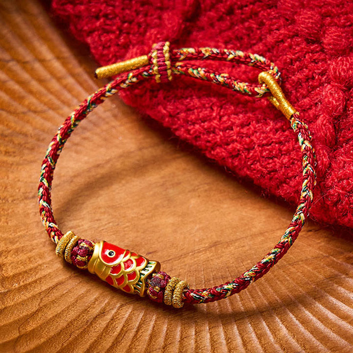 Buddha Stones Bracelet de protection en fil rouge tissé à la main, motif carpe koï et fleur - Bordeaux - Avec accessoire poisson koi - image 18