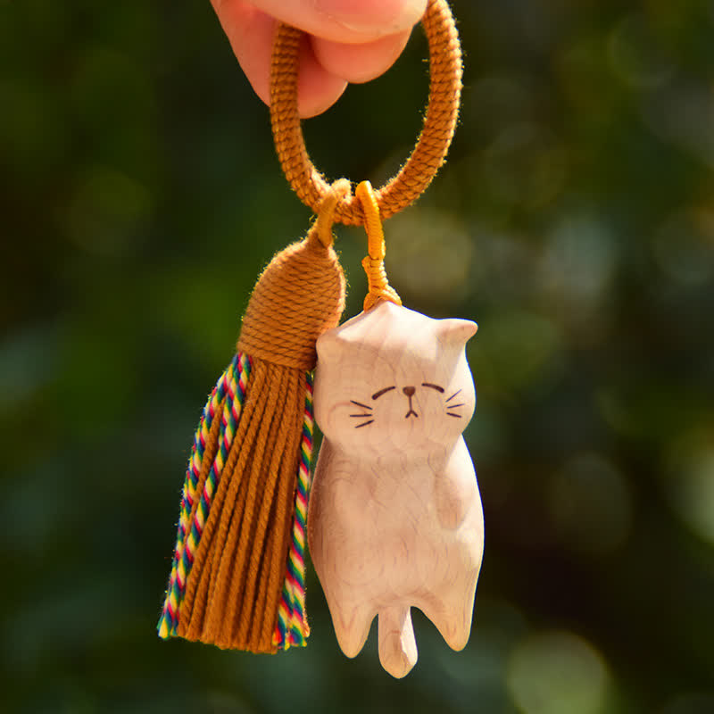 Buddha Stones Porte-clés breloques pour sac en bois de hêtre avec pompon en forme de chat et de paix - Breloque chat couché en cordon jaune - Bois de hêtre (Clarté ♥ Énergie d'ancrage) - image 0