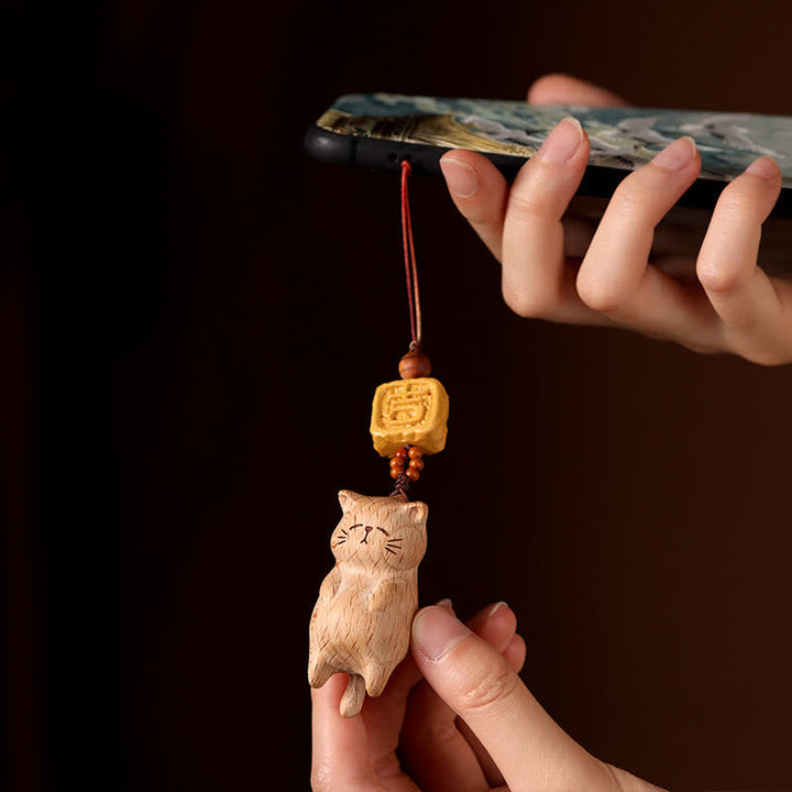 Buddha Stones Décoration de téléphone portable en forme de chat porte-bonheur sculpté à la main en bois de hêtre - image 1