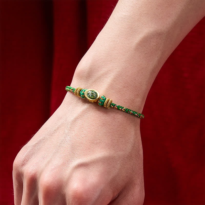 Buddha Stones Bracelet ajustable de protection composé de cinq couleurs de cordelette verte tissée à la main, de lingots verts et d'amulettes en forme de fleur de prunier. - image 6