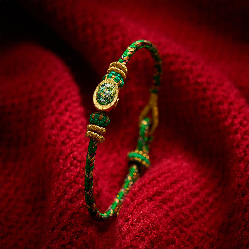 Bracelet ajustable de protection composé de Buddha Stones, d'un cordon vert tissé à la main, de lingots verts et d'amulettes en forme de fleur de prunier, et orné de cinq couleurs de fleurs de prunier. - Vert - Avec accessoire Yuanbao - image 0