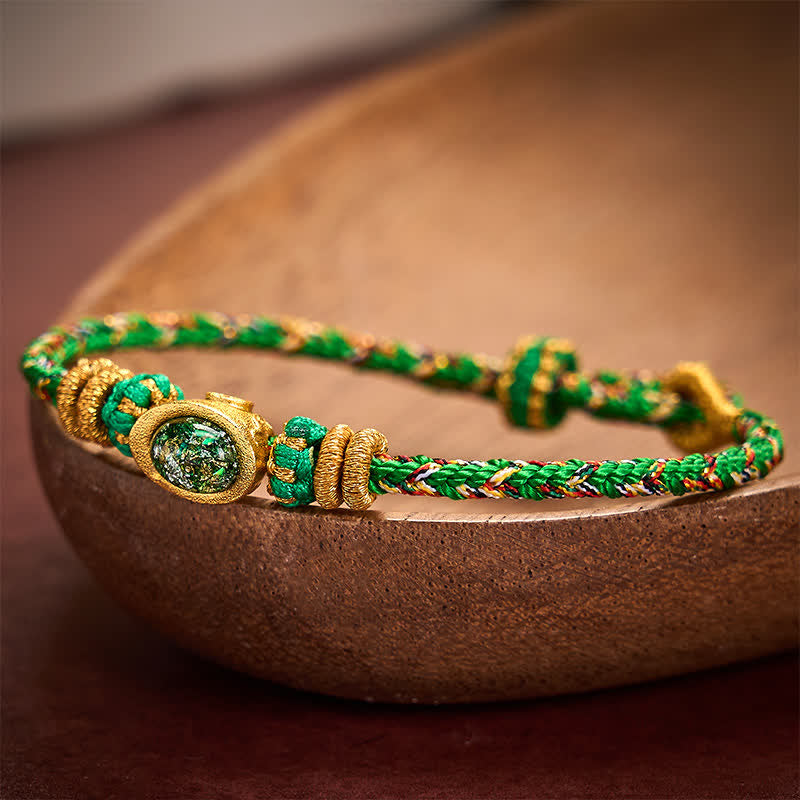 Bracelet ajustable de protection composé de Buddha Stones, d'un cordon vert tissé à la main, de lingots verts et d'amulettes en forme de fleur de prunier, et orné de cinq couleurs de fleurs de prunier. - image 1