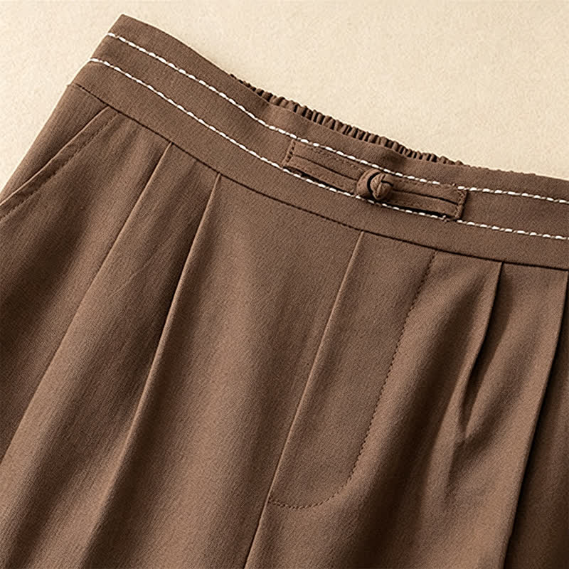 Buddha Stones Pantalon d'été minimaliste décontracté, coupe 7/8, couleur unie, avec un bouton brandebourg et des poches. - image 1