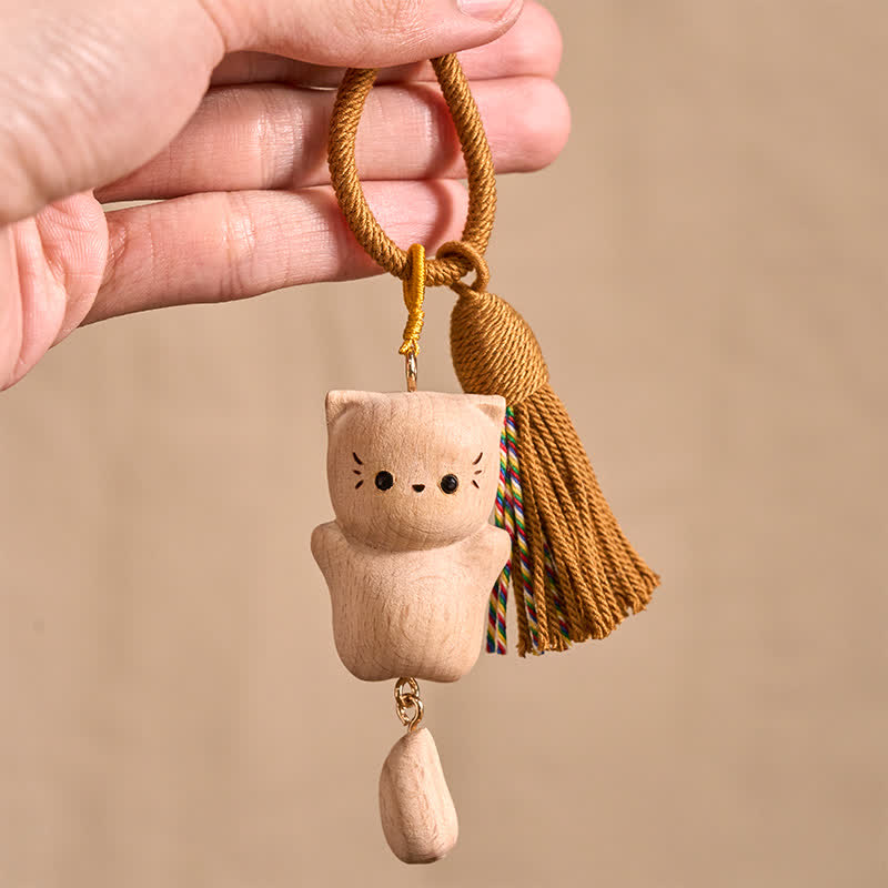 Buddha Stones Porte-clés chat porte-bonheur en bois de hêtre, pompon fait main - image 0