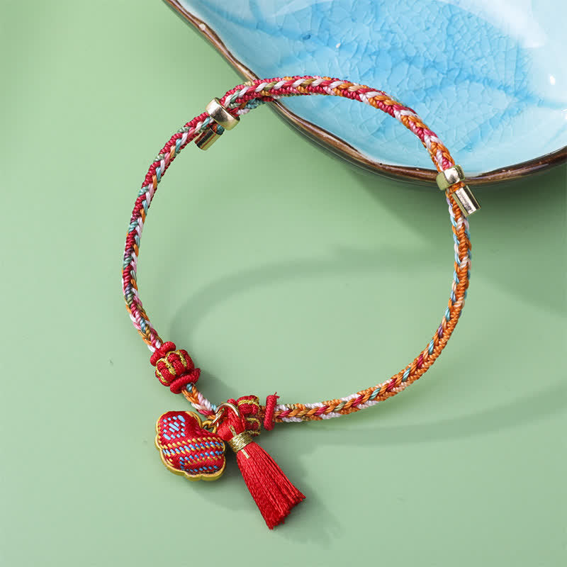 Buddha Stones Bracelet porte-bonheur Ruyi à pompon en brocart tressé cinq couleurs, avec cordon tressé et cordon Ruyi. - Rouge (Même teinte – motif variable) - image 0