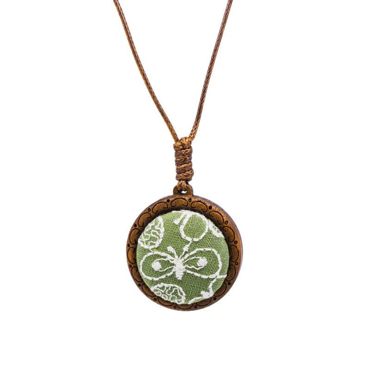 Buddha Stones Collier rond en bois sculpté à la main avec fleurs et papillons brodés, symbole d'ancrage - Papillon vert - image 7