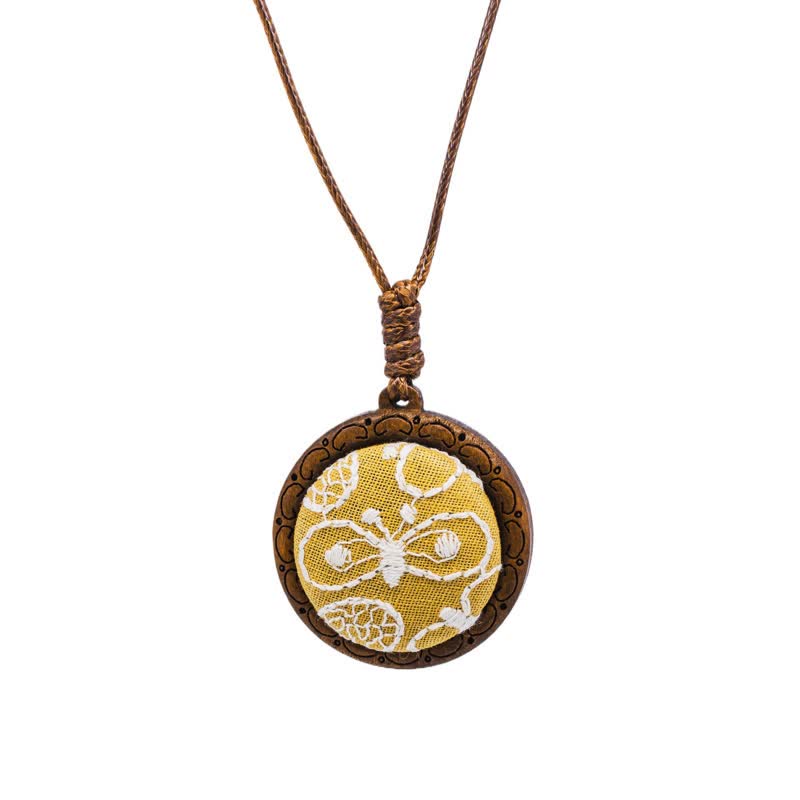 Buddha Stones Collier rond en bois sculpté à la main avec fleurs et papillons brodés, symbole d'ancrage - Papillon jaune - image 11