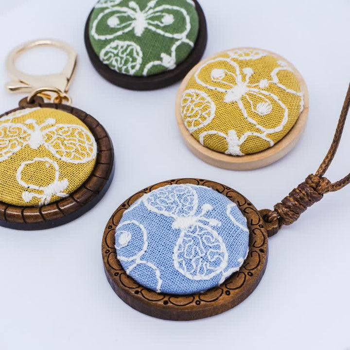 Buddha Stones Collier rond en bois sculpté à la main avec fleurs et papillons brodés, symbole d'ancrage - image 14