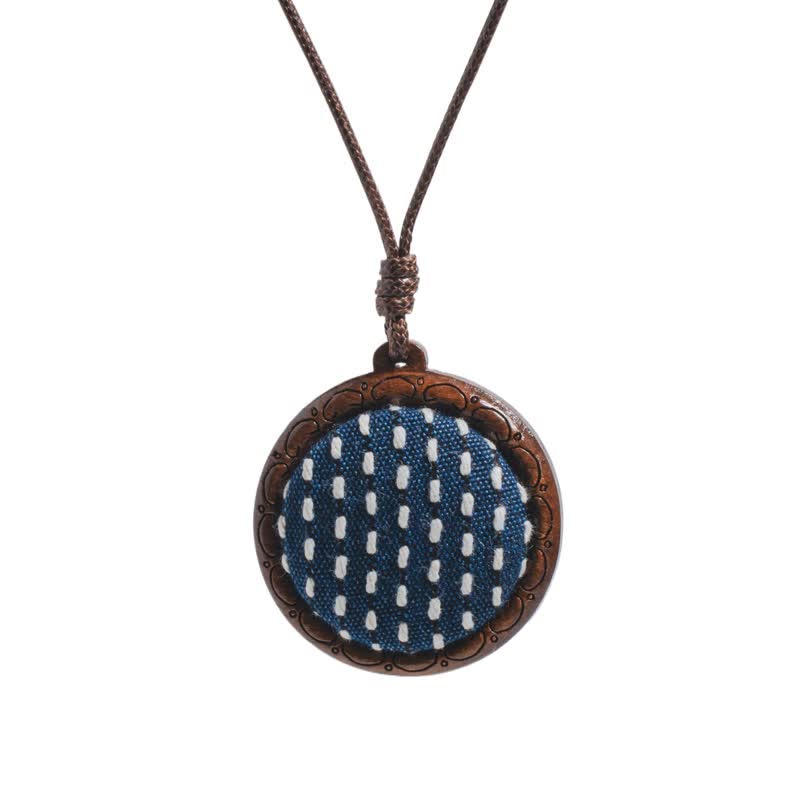Buddha Stones Collier rond en bois sculpté à la main avec fleurs et papillons brodés, symbole d'ancrage - Sashiko - image 4