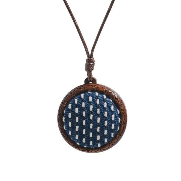 Buddha Stones Collier rond en bois sculpté à la main avec fleurs et papillons brodés, symbole d'ancrage - Sashiko - image 4