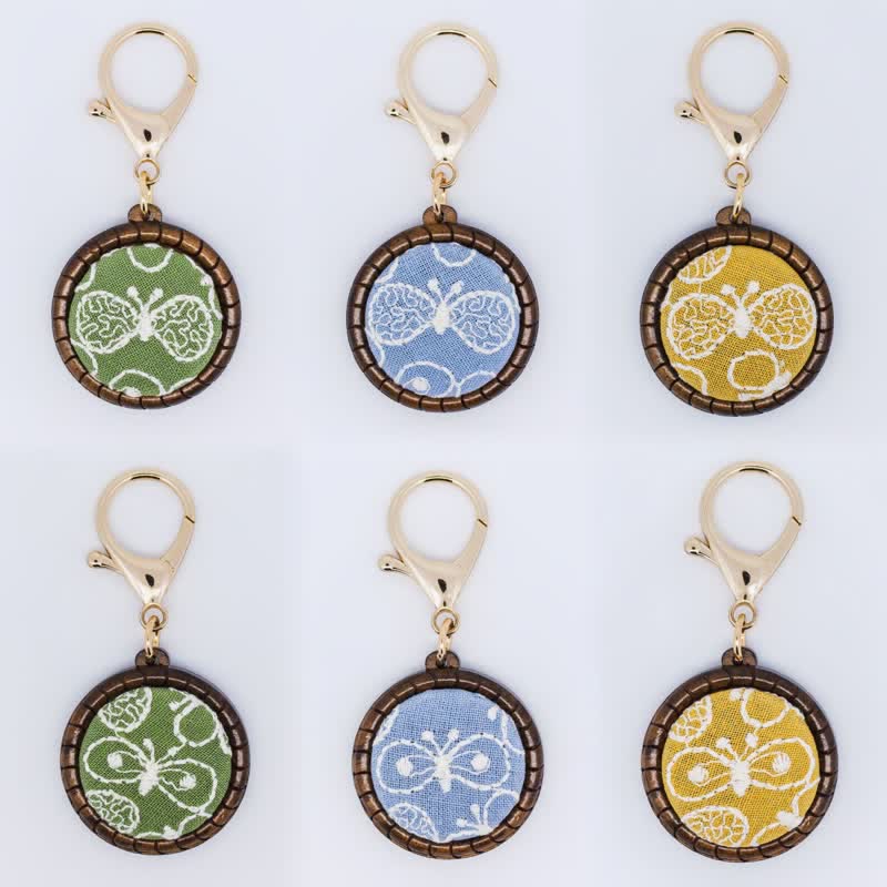 Buddha Stones Collier rond en bois sculpté à la main avec fleurs et papillons brodés, symbole d'ancrage - image 13