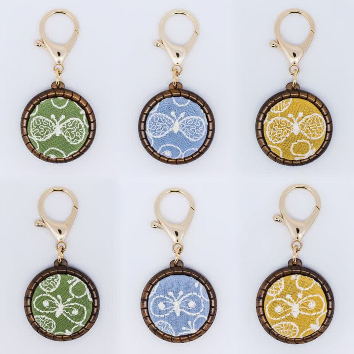 Buddha Stones Collier rond en bois sculpté à la main avec fleurs et papillons brodés, symbole d'ancrage - image 13