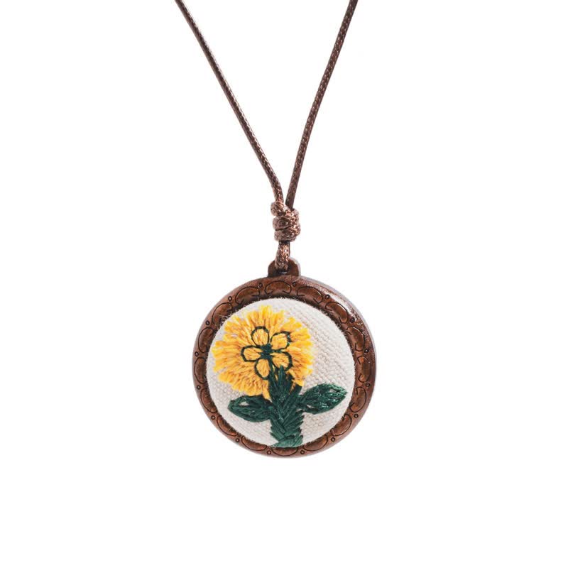 Buddha Stones Collier rond en bois sculpté à la main avec fleurs et papillons brodés, symbole d'ancrage - Marguerite - image 1