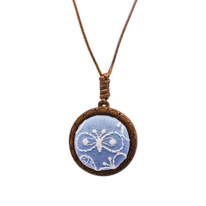 Buddha Stones Collier rond en bois sculpté à la main avec fleurs et papillons brodés, symbole d'ancrage - Papillon bleu - image 10