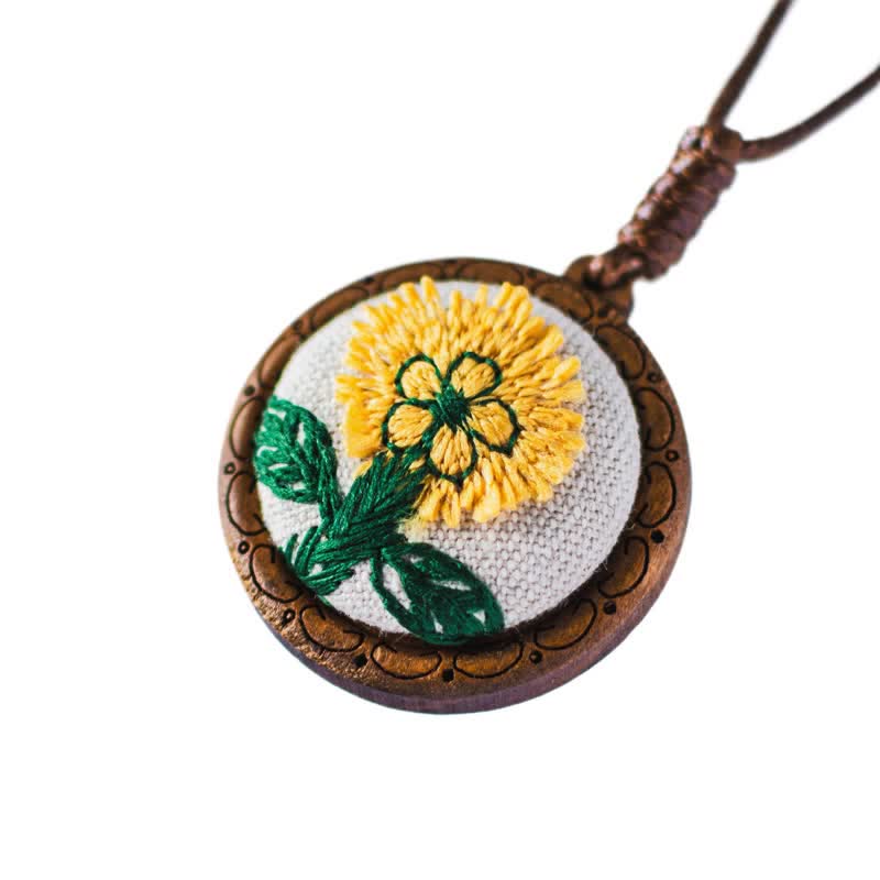 Buddha Stones Collier rond en bois sculpté à la main avec fleurs et papillons brodés, symbole d'ancrage - image 2