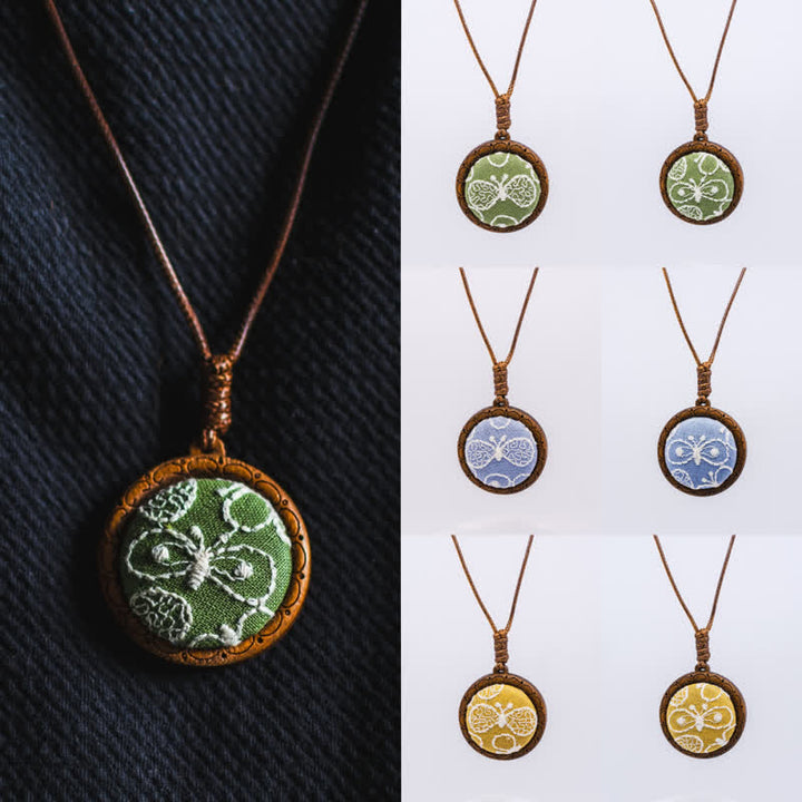 Buddha Stones Collier rond en bois sculpté à la main avec fleurs et papillons brodés, symbole d'ancrage - image 9