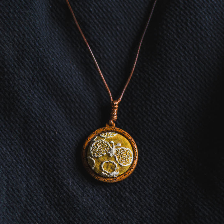 Buddha Stones Collier rond en bois sculpté à la main avec fleurs et papillons brodés, symbole d'ancrage - image 12