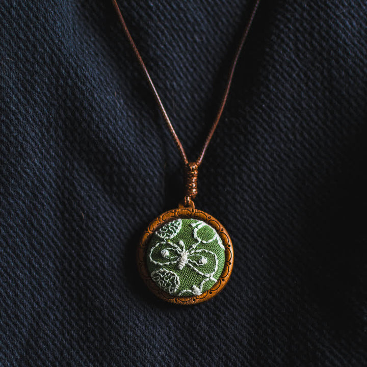 Buddha Stones Collier rond en bois sculpté à la main avec fleurs et papillons brodés, symbole d'ancrage - image 8