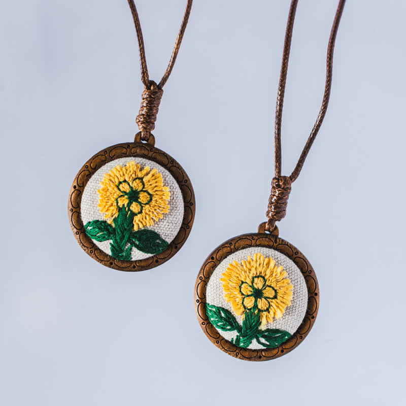 Buddha Stones Collier rond en bois sculpté à la main avec fleurs et papillons brodés, symbole d'ancrage - image 0