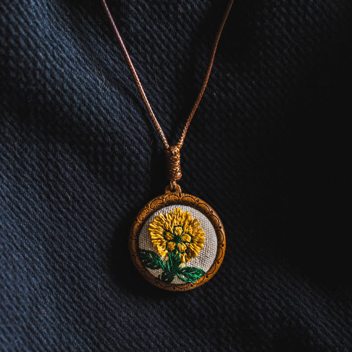 Buddha Stones Collier rond en bois sculpté à la main avec fleurs et papillons brodés, symbole d'ancrage - image 3
