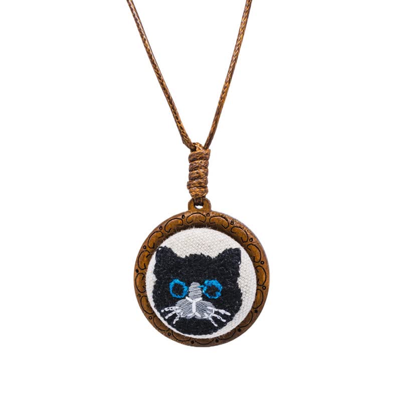 Buddha Stones Collier pendentif rond brodé « Chat des bois porte-bonheur » - Chat noir - image 4