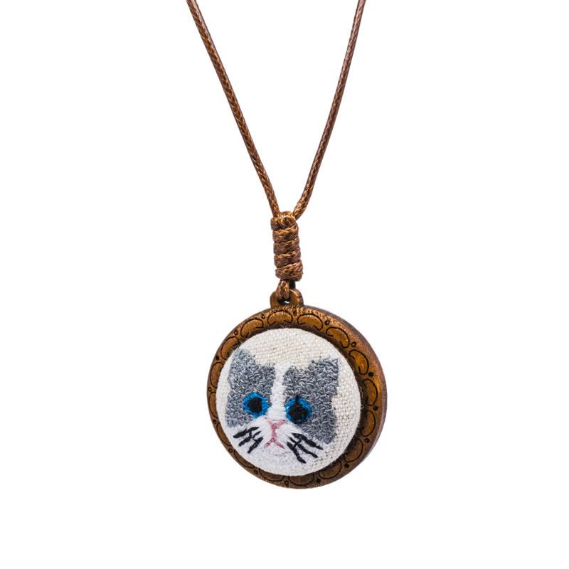 Buddha Stones Collier pendentif rond brodé « Chat des bois porte-bonheur » - Bleu et blanc - image 3