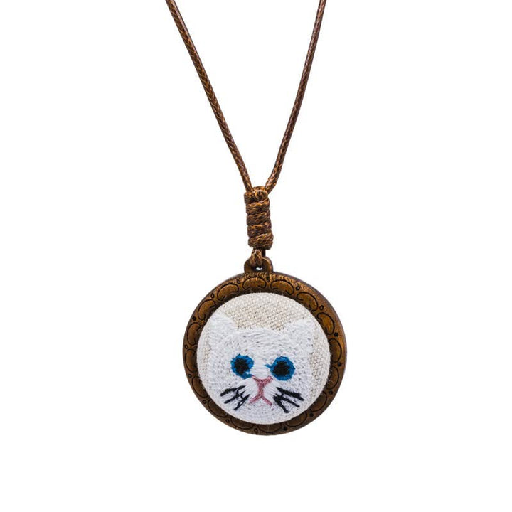 Buddha Stones Collier pendentif rond brodé « Chat des bois porte-bonheur » - Chinchilla - image 6