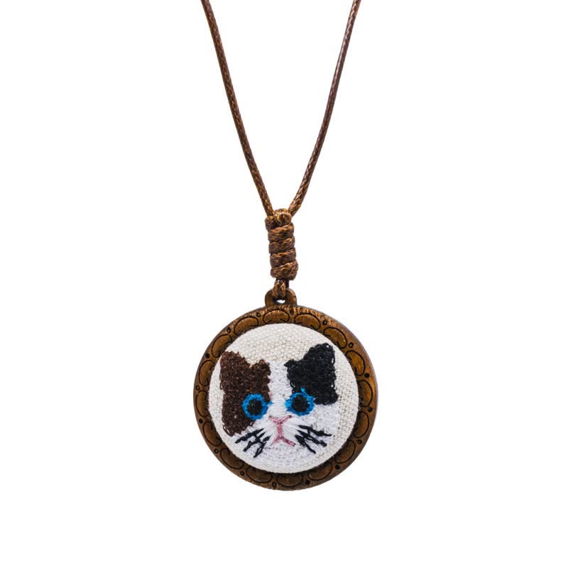 Buddha Stones Collier pendentif rond brodé « Chat des bois porte-bonheur » - Calicot - image 2