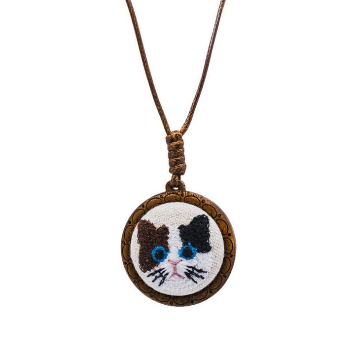 Buddha Stones Collier pendentif rond brodé « Chat des bois porte-bonheur » - Calicot - image 2